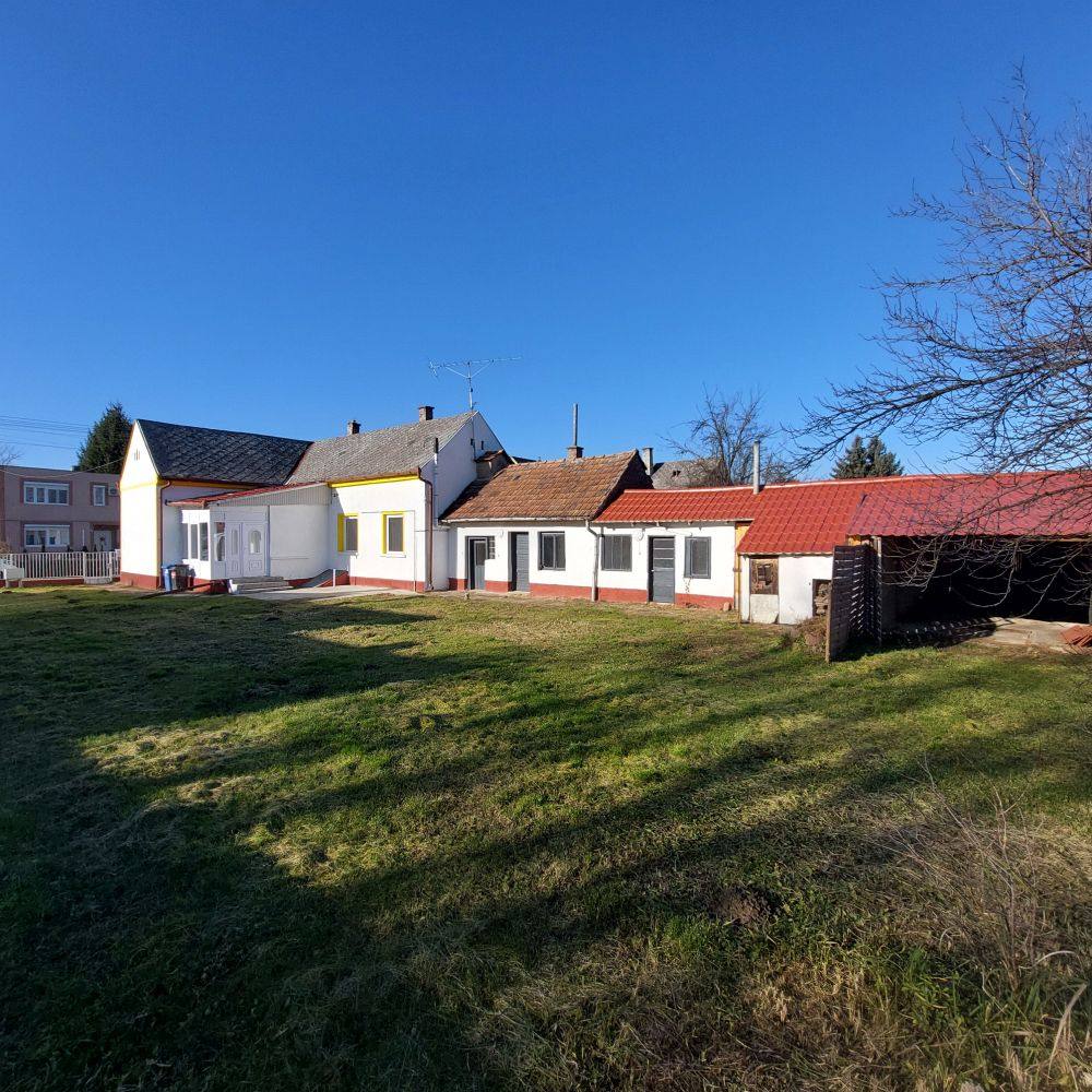 Charmantes Landhaus auf großem Grundstück — Hauptansicht