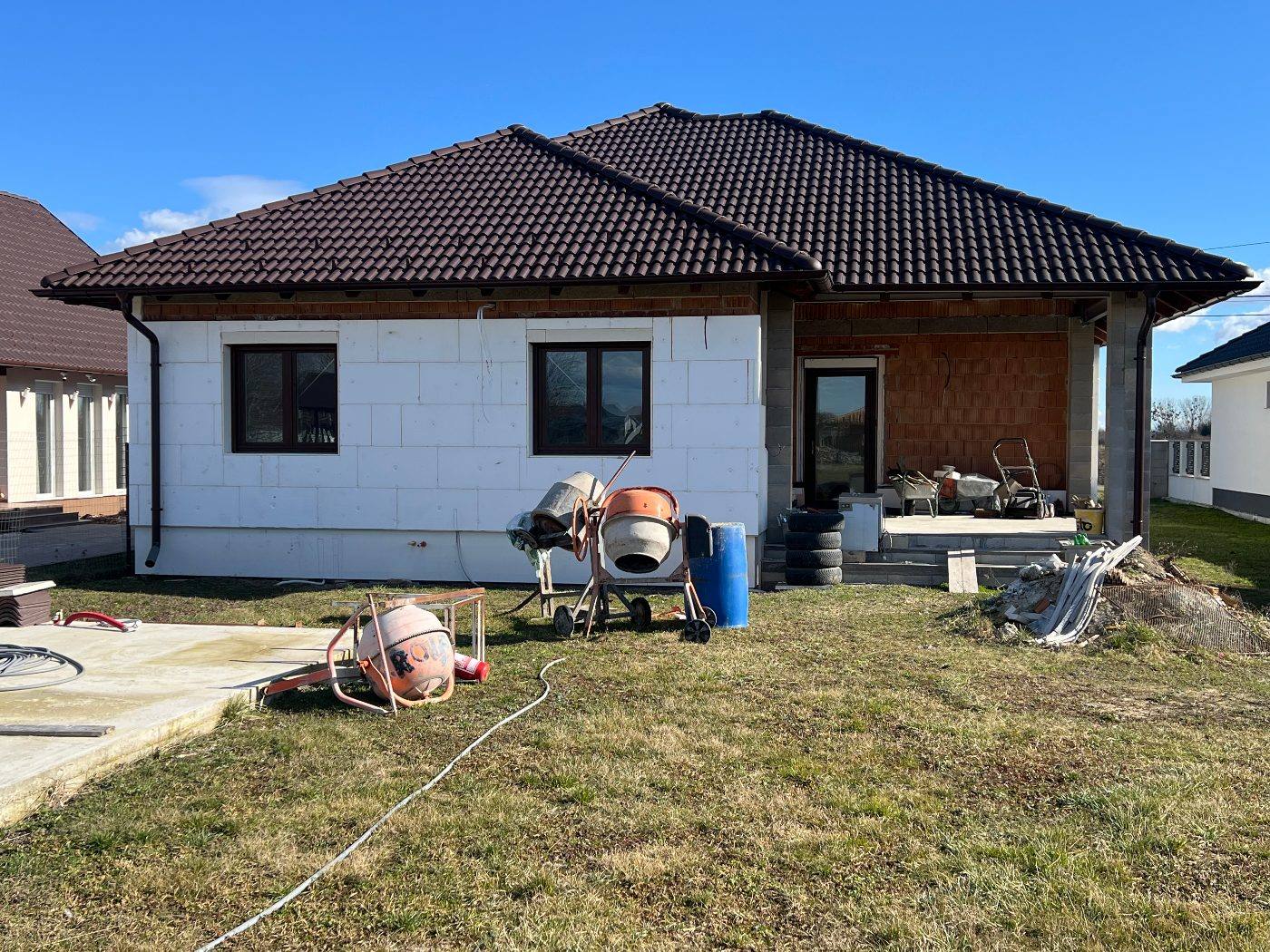 Exklusives Neubauhaus — veredelter Rohbau nahe Sárvár — Hauptansicht