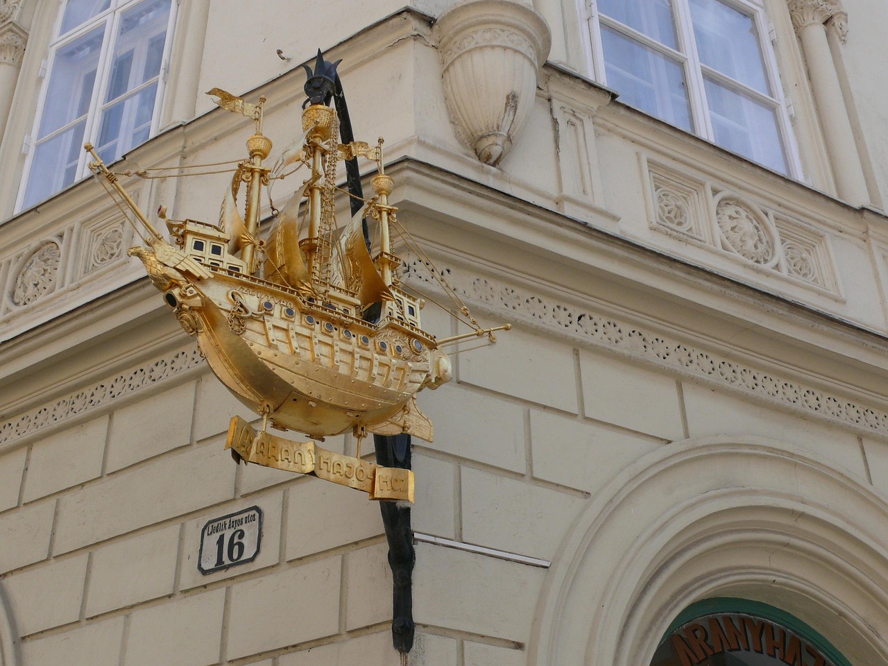 Barokk homlokzat az Aranyhajó cégérrel Győr belvárosában