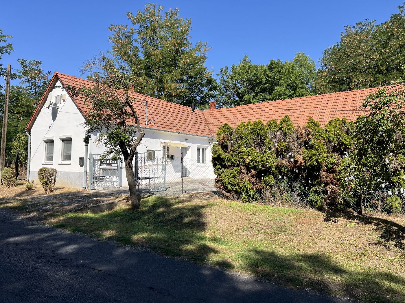 Zweifamilienhaus Kemeneskapolna — Hauptansicht