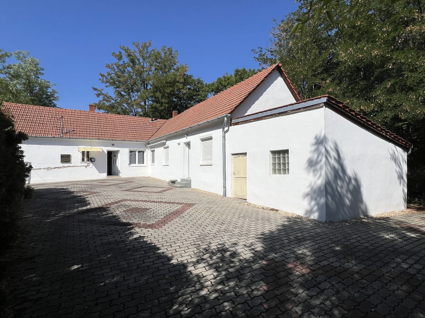 Zweifamilienhaus Kemeneskapolna – Hofansicht