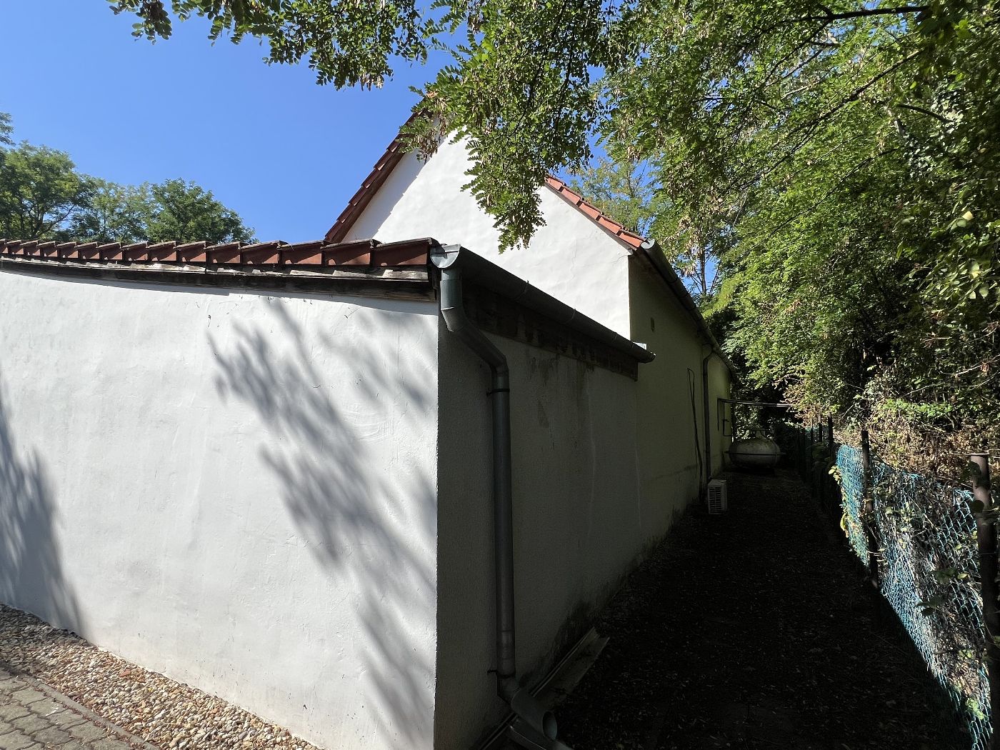 Zweifamilienhaus Kemeneskapolna – Hofseite