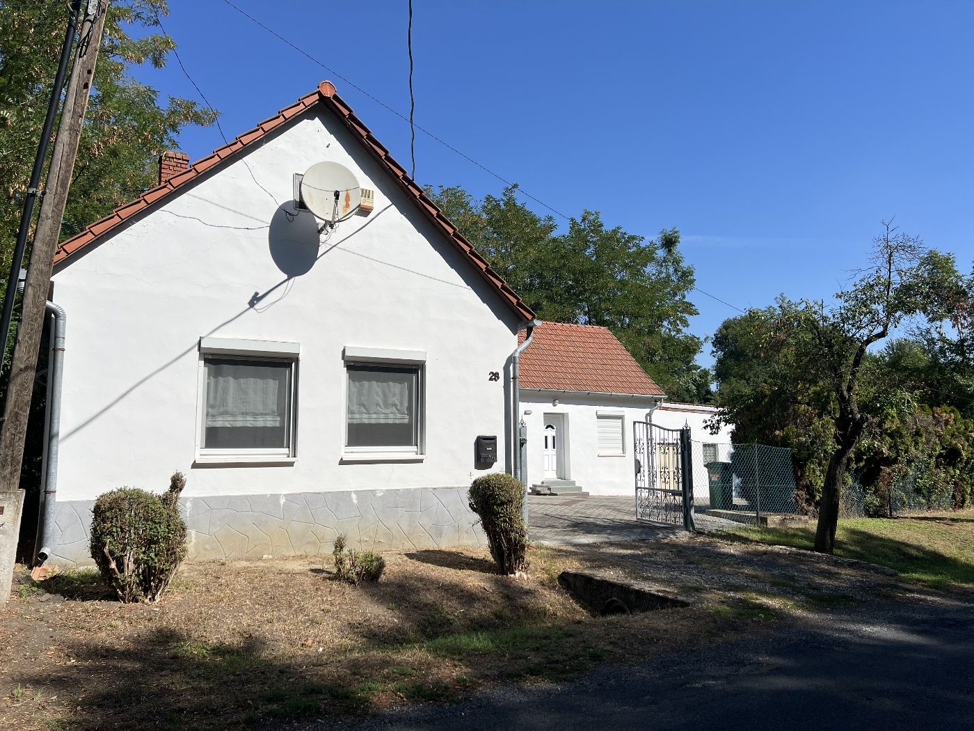 Zweifamilienhaus Kemeneskapolna – Straßenansicht