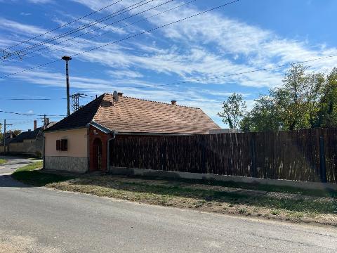 Historisches Bauernhaus in Ungarn in ruhiger Lage — Option auf 1.500 m² Zusatzland – Straßenansicht, Foto 2