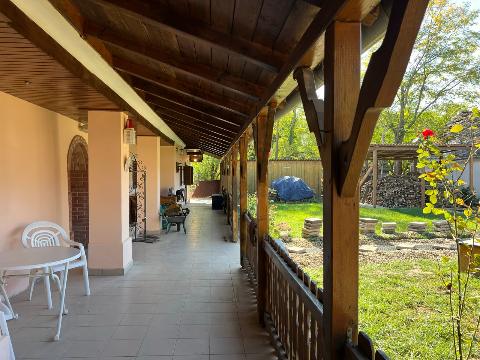Historisches Bauernhaus in Ungarn in ruhiger Lage — Option auf 1.500 m² Zusatzland – Tornác-Veranda mit Garten, Foto 3