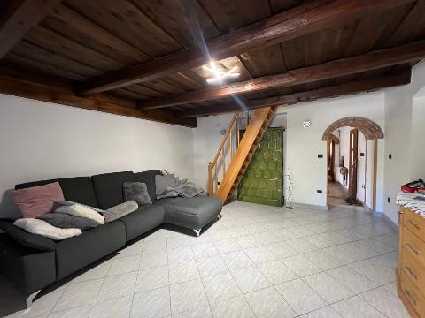 Historisches Bauernhaus in Ungarn in ruhiger Lage — Option auf 1.500 m² Zusatzland – Wohnzimmer mit Kachelofen, Foto 6
