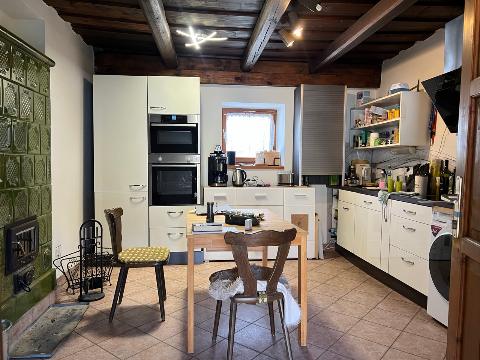 Historisches Bauernhaus in Ungarn in ruhiger Lage — Option auf 1.500 m² Zusatzland – Küche mit Kachelofen, Foto 8