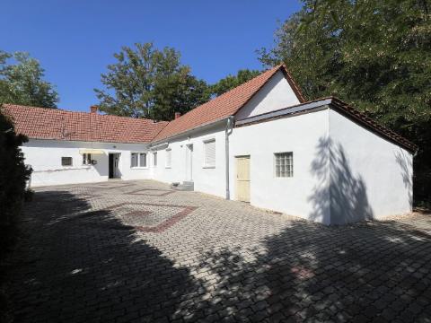 Zweifamilienhaus Kemeneskapolna – Hofansicht
