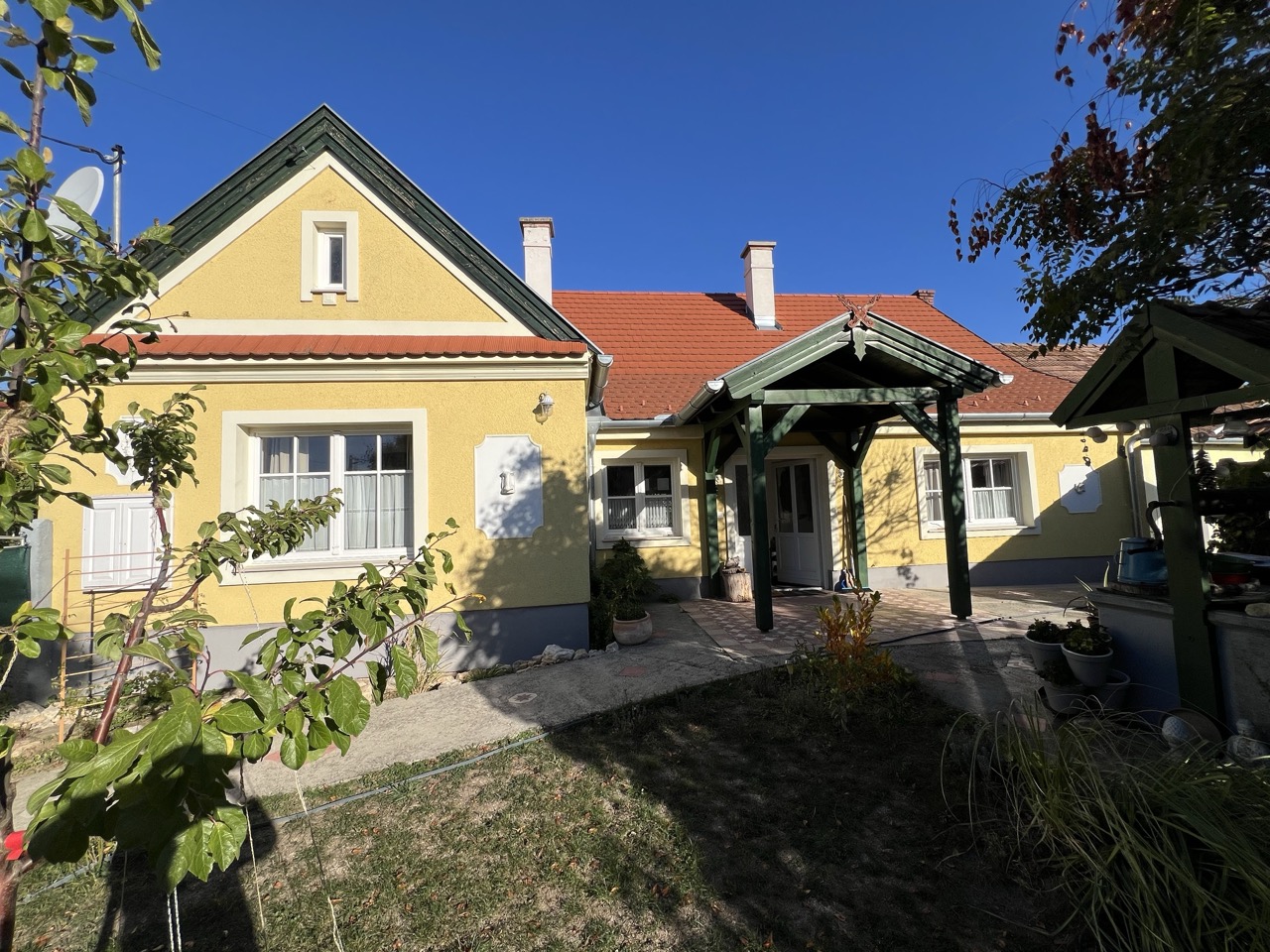 Landhaus in Und – Hausansicht mit Garten